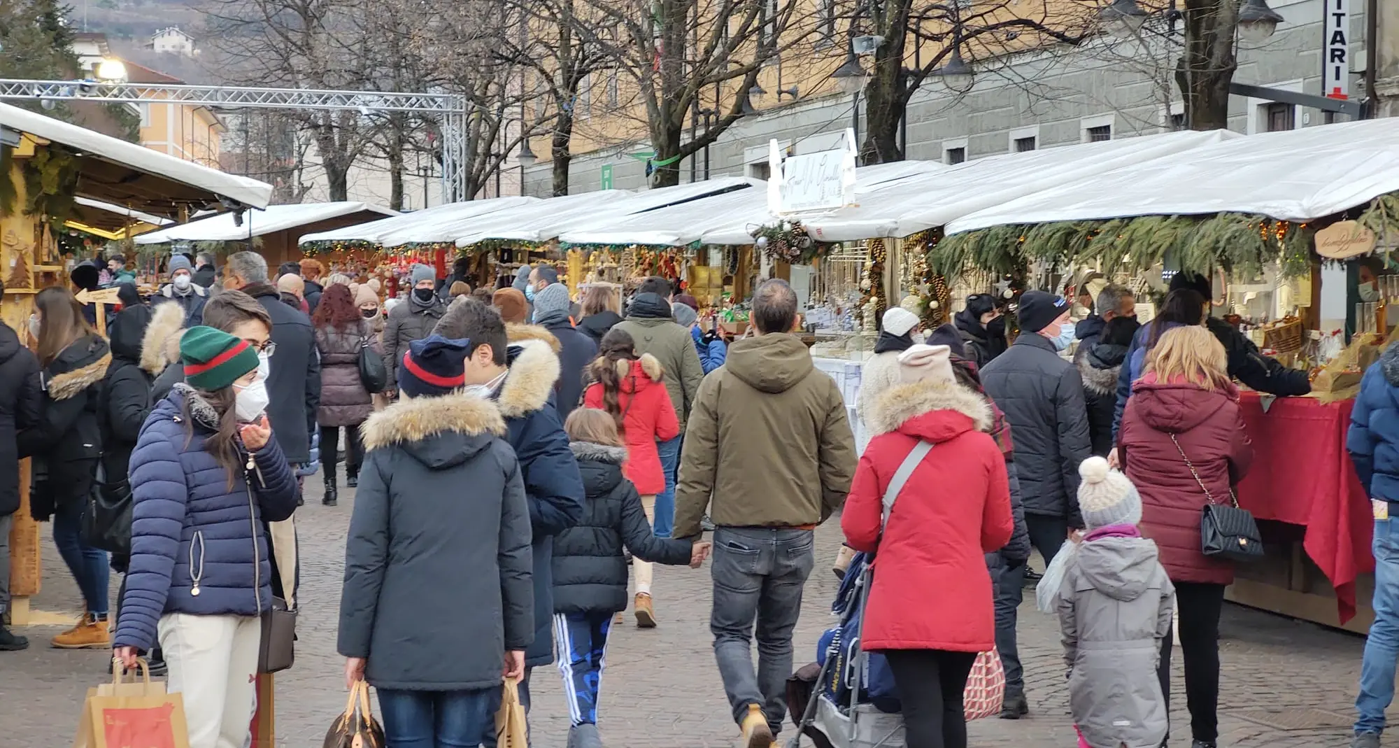 Controlli e turisti, mercatini di Natale promossi: iniziata l’ultima settimana di apertura