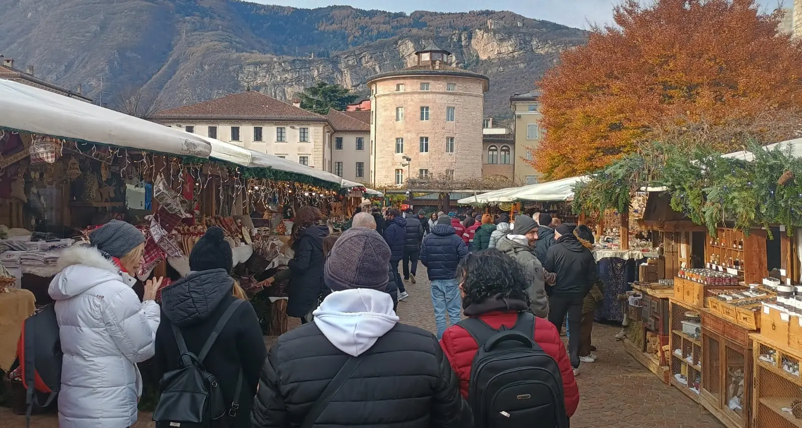 La prima domenica di Trento Città del Natale: è già pienone di turisti