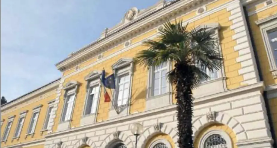 Violenza sessuale su una atleta minorenne, allenatore assolto