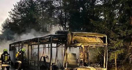 Val Pusteria, bus in fiamme: feriti due vigili del fuoco