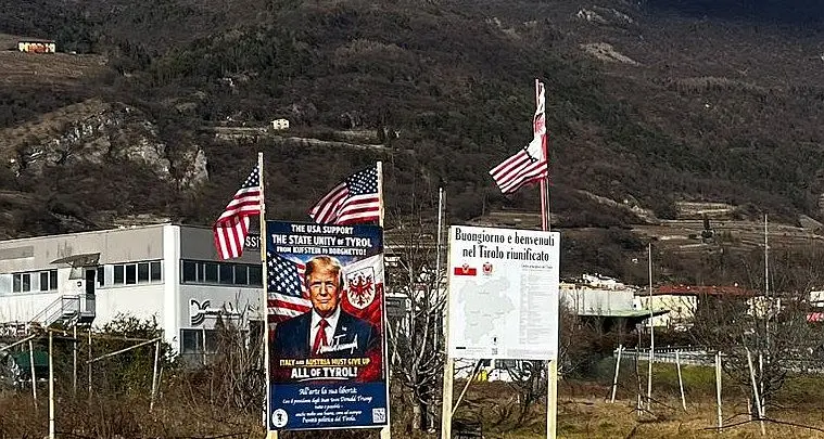 In Vallagarina spunta il cartello sul “Tirolo unito” con Trump e bandiere stelle e strisce