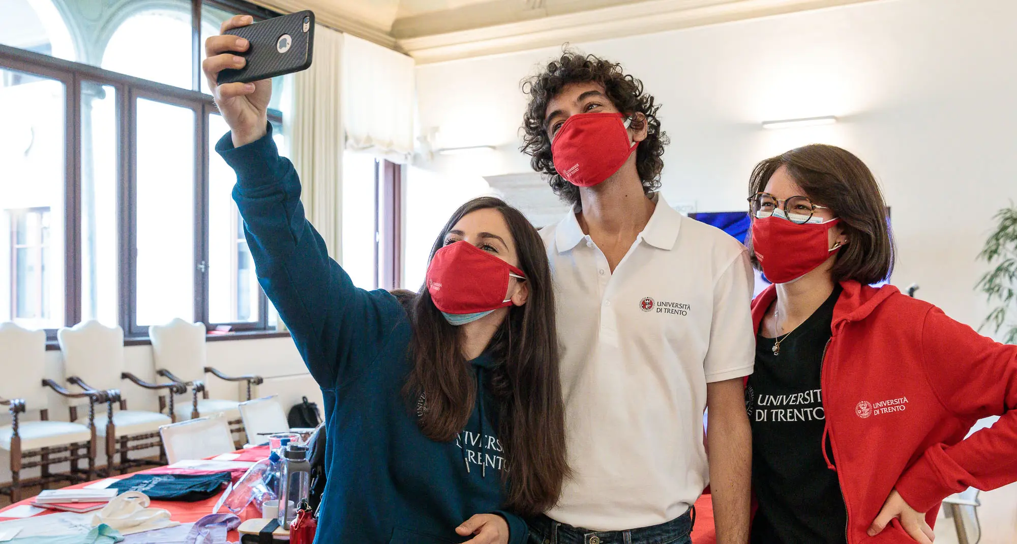 Felpe, cappellini, ma anche box portapranzo e borraccia: ecco la linea targata Università di Trento