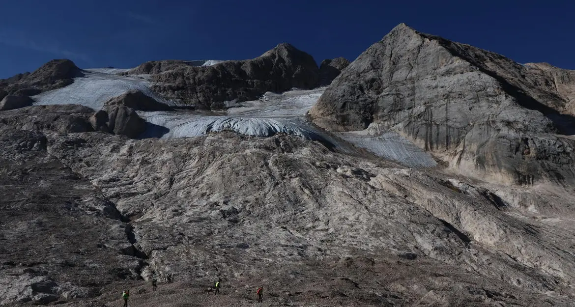 Marmolada, riprese le operazioni di ricerca sul ghiacciaio: rinvenuti altri reperti delle vittime