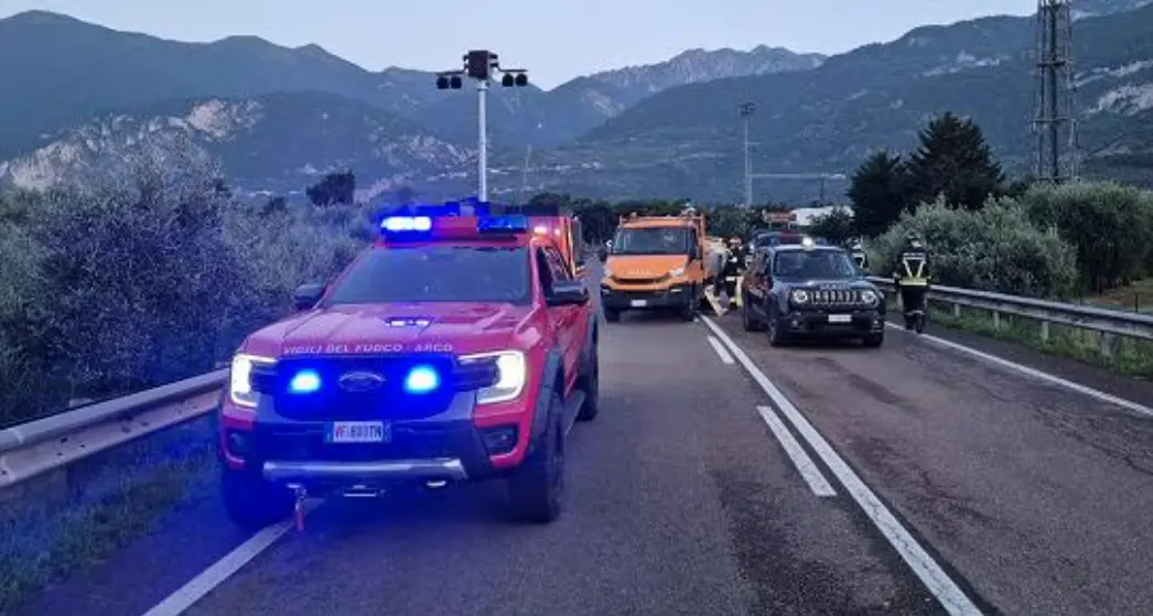 Arco, il camion perde i bancali, travolto un motociclista sulla corsia opposta: è gravissimo
