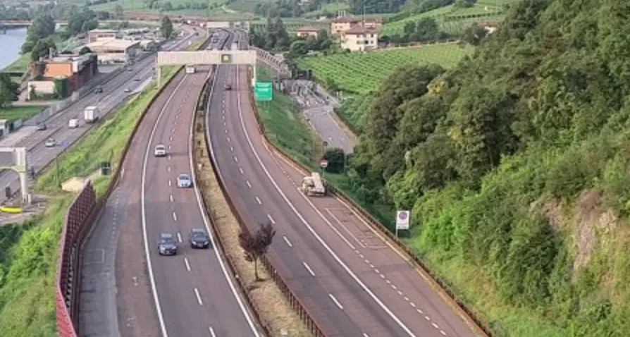 Spaventoso incidente all'alba in autostrada all’altezza di Trento, muore una donna di 24 anni