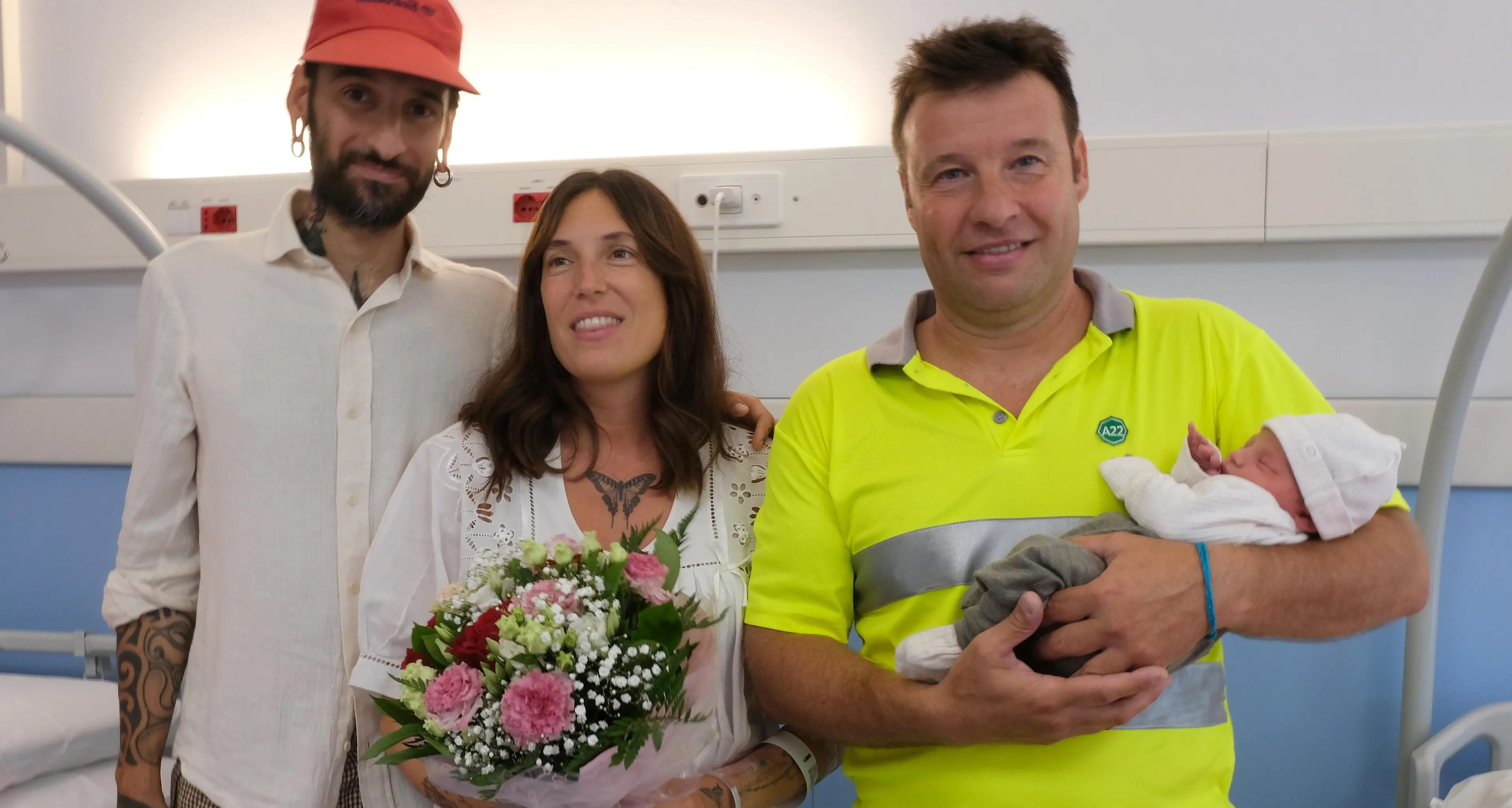 Olimpia nasce in autostrada, l'ausiliario e i poliziotti abbracciano la neonata e i genitori in ospedale