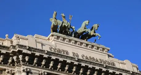Niente fedeltà ma alimenti sì: se la coppia scoppia e non divorzia tocca al marito mantenere la moglie