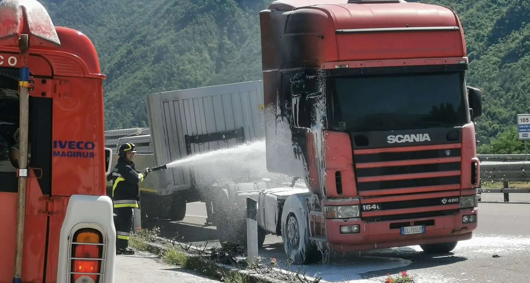 Principio di incendio sul Tir, pompieri in azione fra Novaledo e Campiello di Levico