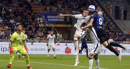 Calcio spettacolo al Meazza: tra Inter e Atalanta finisce 2-2