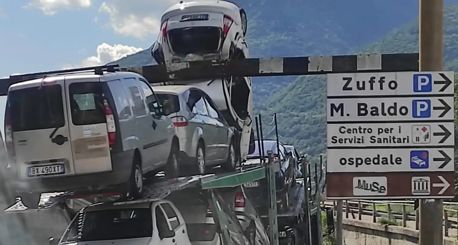 Con la bisarca carica di auto «sbatte» contro la barra limitatrice di via Brennero e distrugge una vettura
