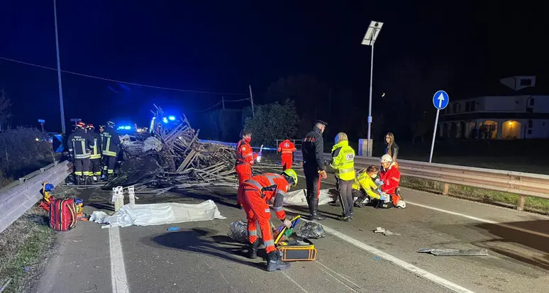 Reggio Emilia: arrestato l'autista dell'autocarro che era scappato dopo aver ucciso due ventenni