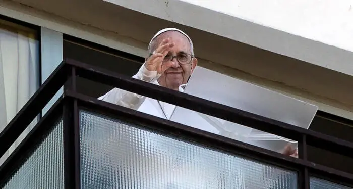 Migliorano le condizioni di Papa Francesco, previsto per domani il rientro a Santa Marta