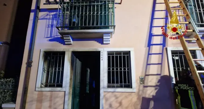 Tragedia a Chioggia: prende fuoco una casa, muoiono padre, madre e figlio