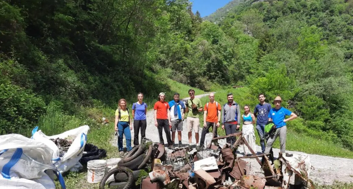 Il fascino de “La Sarca tutta nuda”: successo per la raccolta dei rifiuti abbandonati lungo l’alveo del fiume