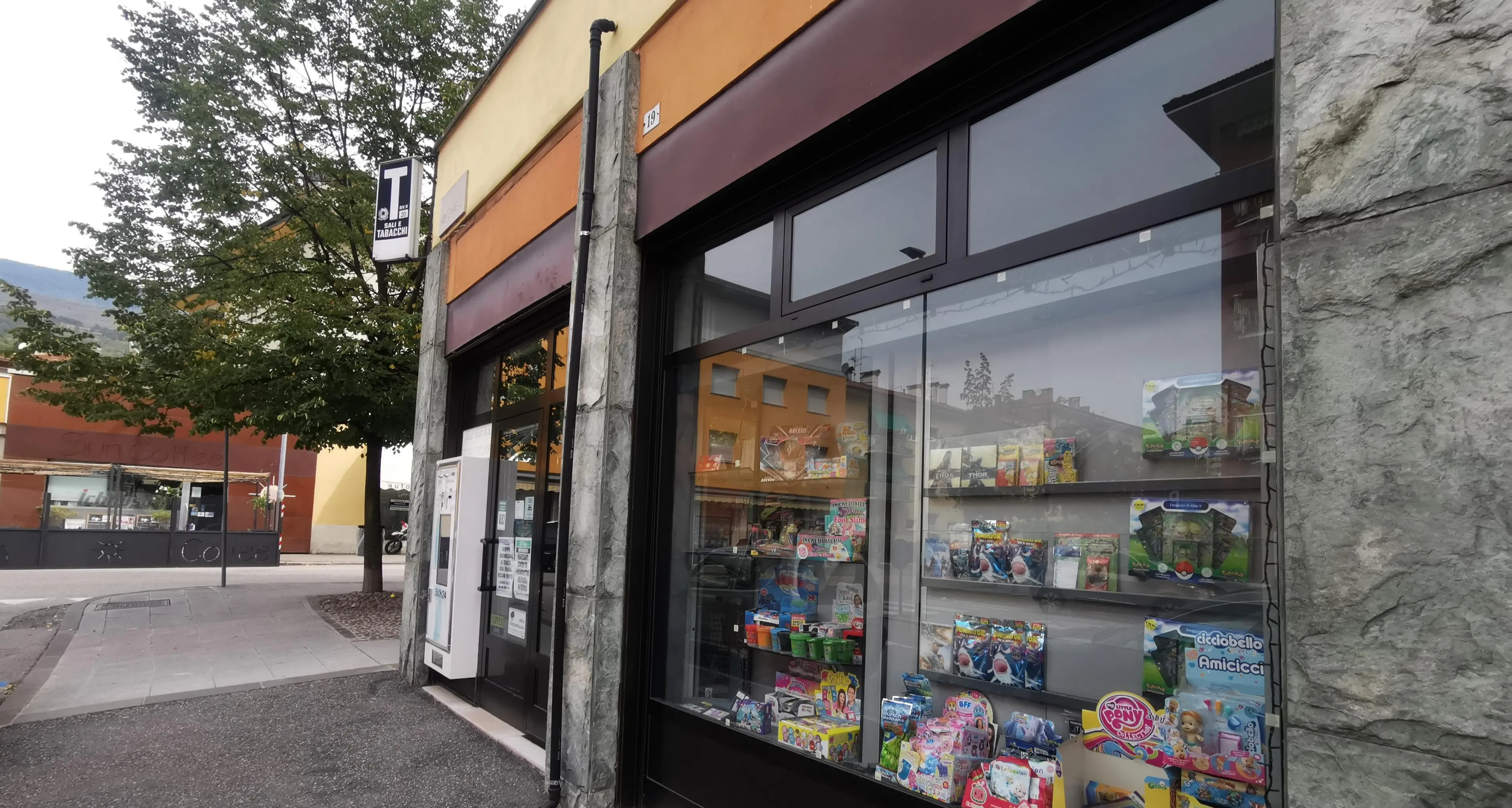 Baby gang a Rovereto: scassinano un'edicola e portano via tutto, dai tabacchi ai «Gratta e vinci»
