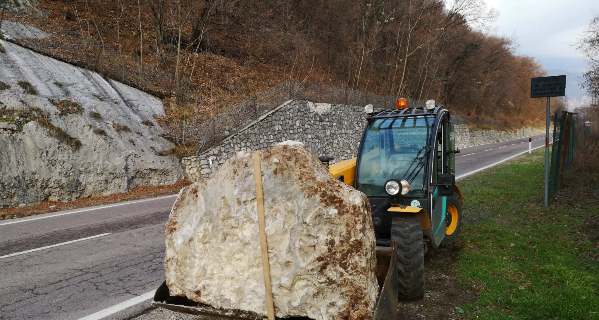 Cade un masso sulla carreggiata: chiusa la sp «90» all’altezza dell’ex Montecatini