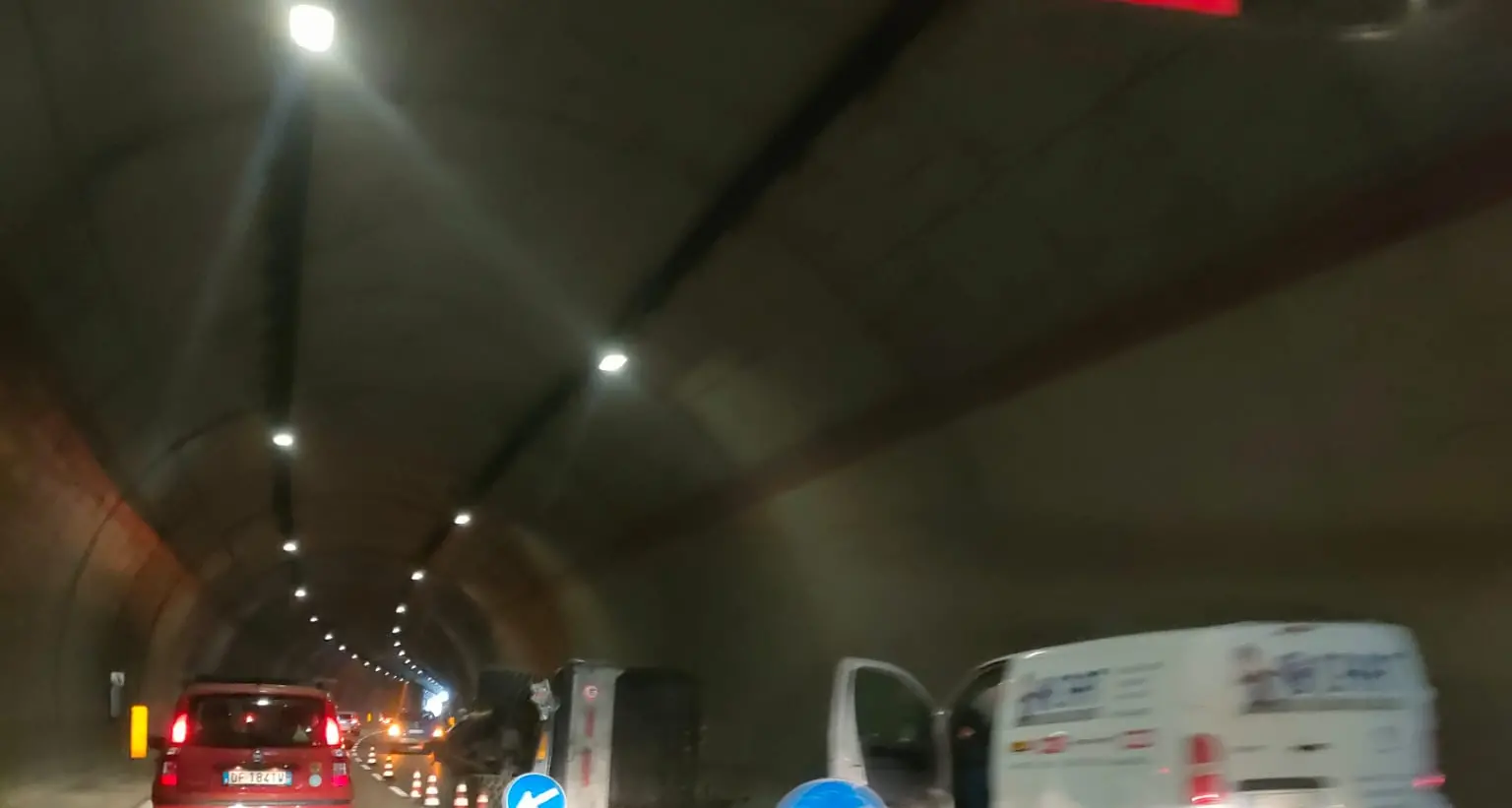 Si ribalta un rimorchio nella galleria tra Borgo e Roncegno, due persone portate in ospedale