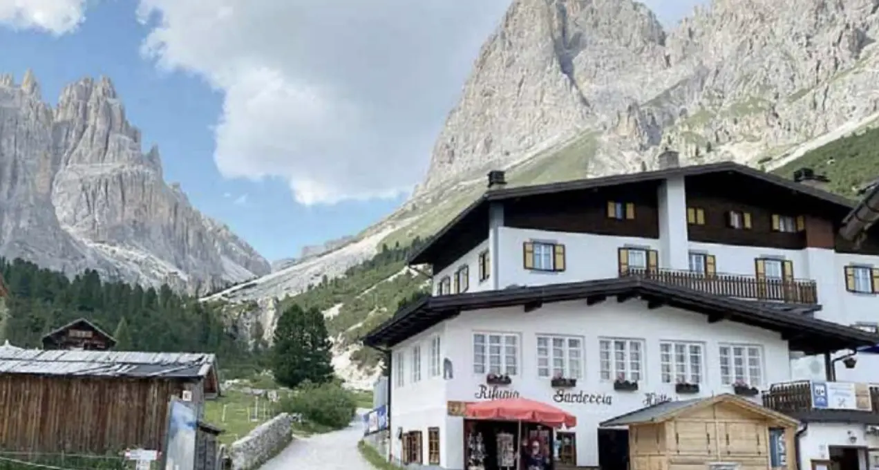 Al Gardeccia in troppi vanno solo al wc, il gestore del rifugio all’attacco: “Il Comune pensi ai servizi”