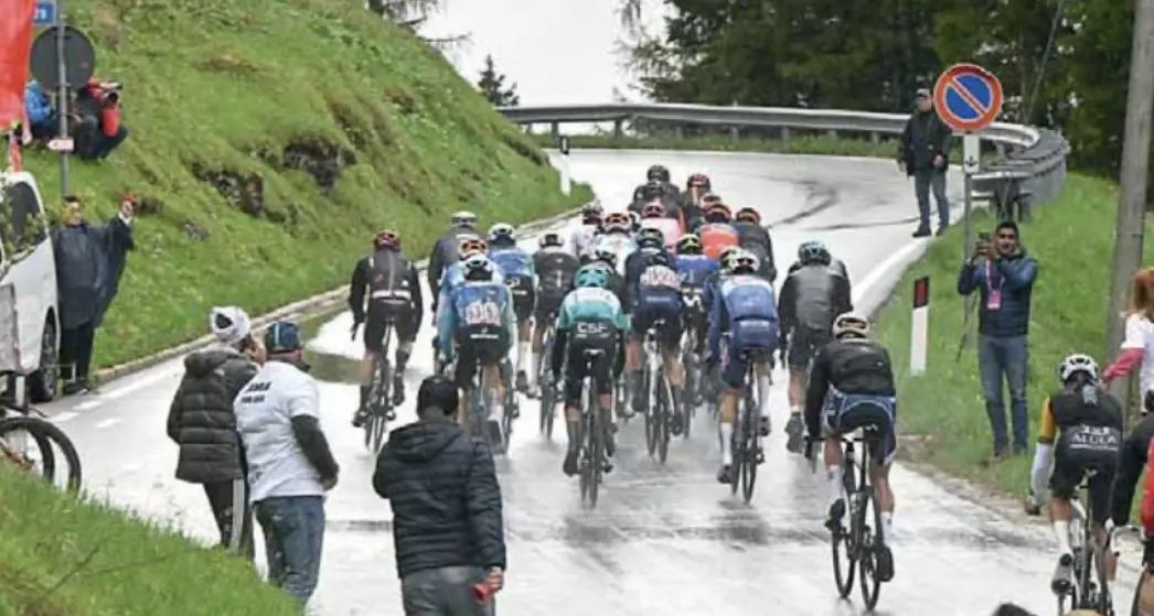 Scritte offensive sulle strade del Giro d’Italia: presa di mira l’ex sindaca di Castello Tesino