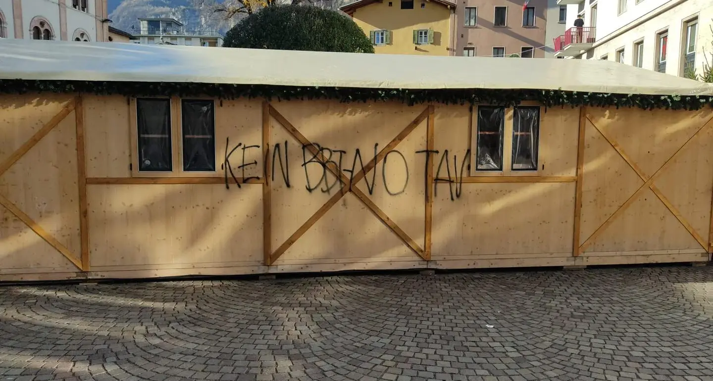 Imbrattata la casetta del Natale dei bimbi a Trento, e Ianeselli sbotta: «Questo è troppo»