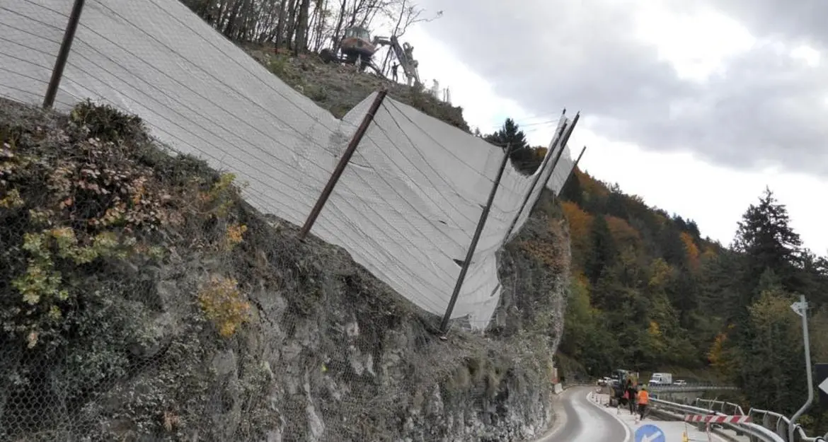 Statale del Caffaro, già fatto crollare il costone di roccia fra Ponte dei Servi e galleria Balandin – VIDEO