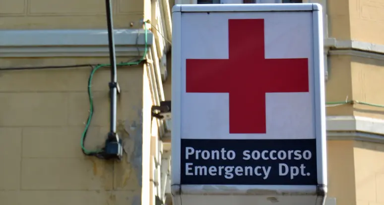 La madre soffoca, 17enne la salva con la manovra di Heimlich