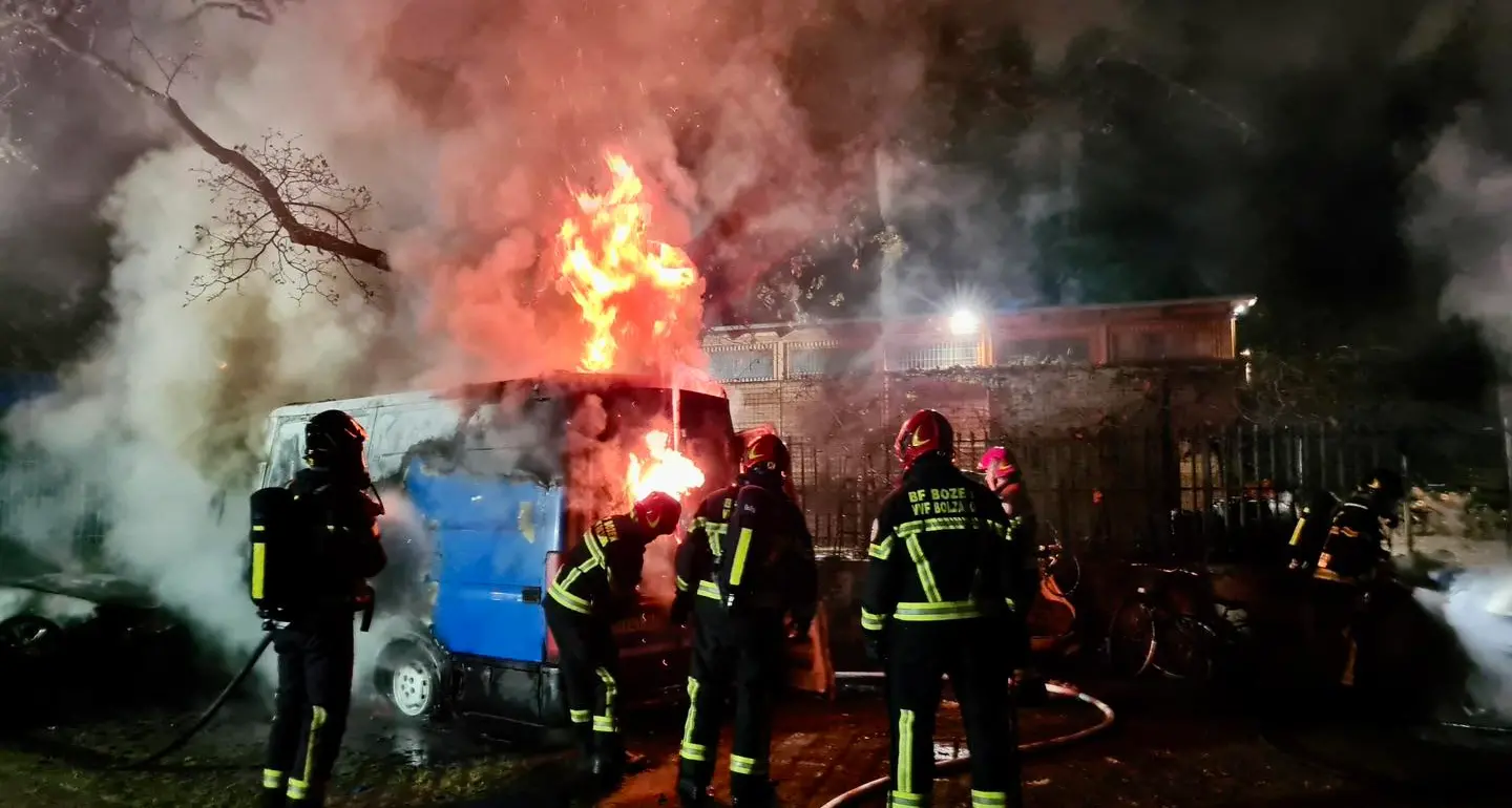 Bolzano, incendio nella notte in un cortile residenziale: diversi i veicoli avvolti dalle fiamme