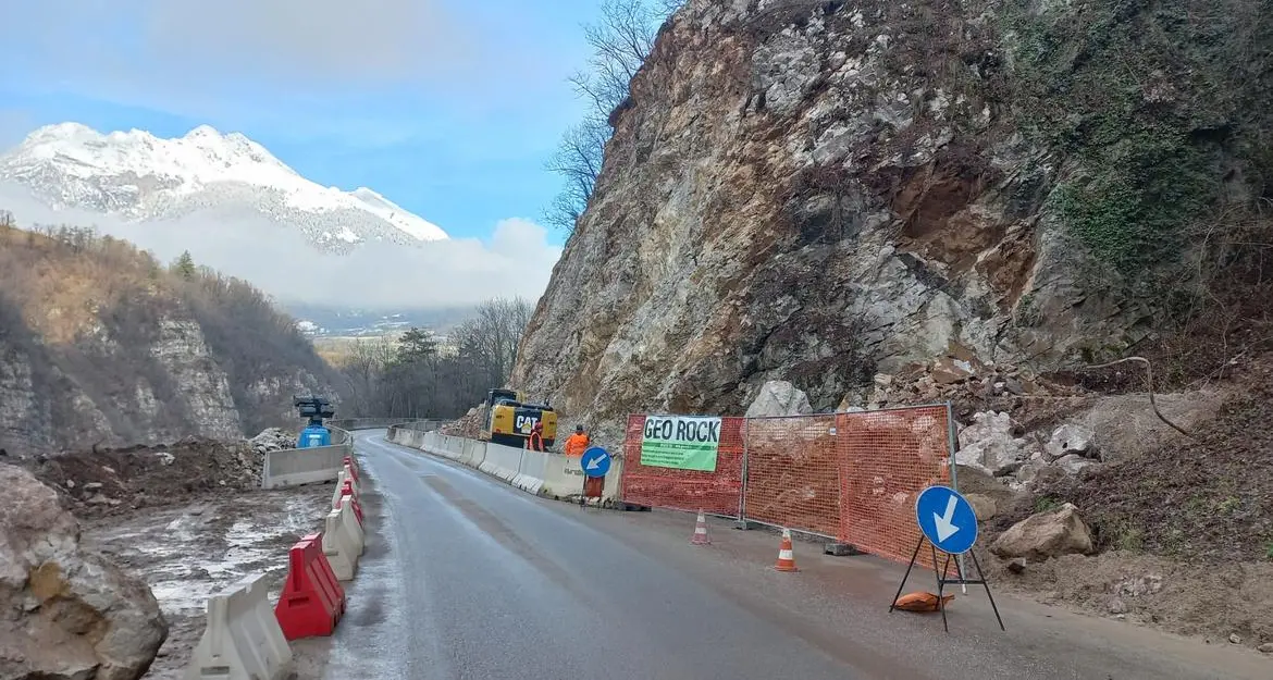 Riaperta a tempo di record la statale del Caffaro, dopo l’esplosione che ha disintegrato la roccia