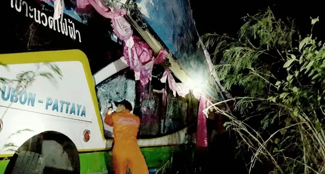 Thailandia, bus a 2 piani contro un albero: 14 morti e 32 feriti