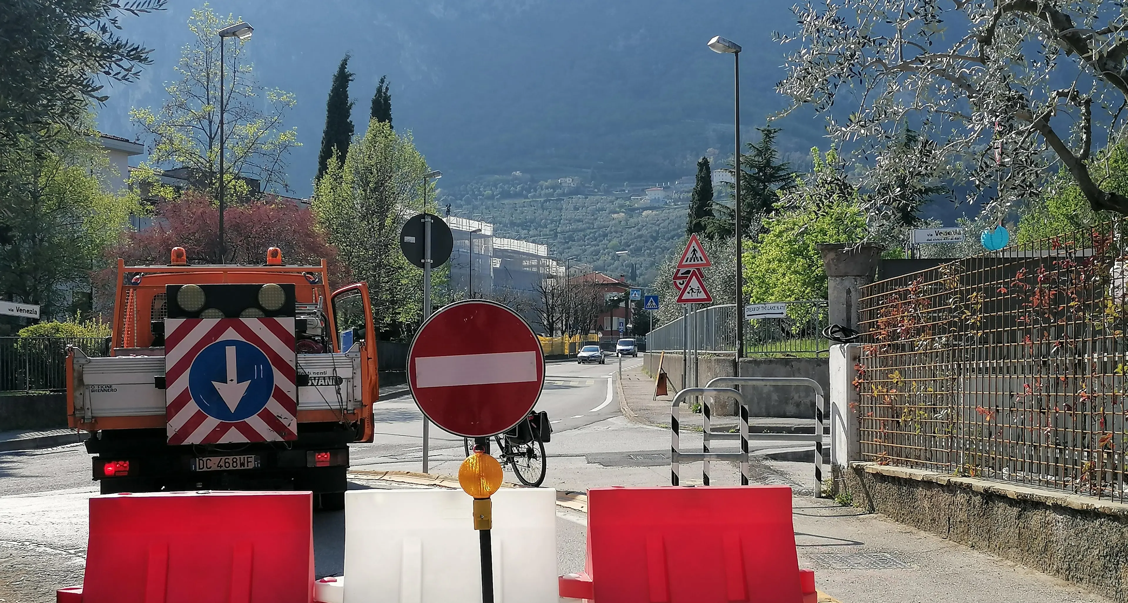 Nuova viabilità di Varone e nuovi problemi: chiuso lo sbocco da Ceole su via Venezia