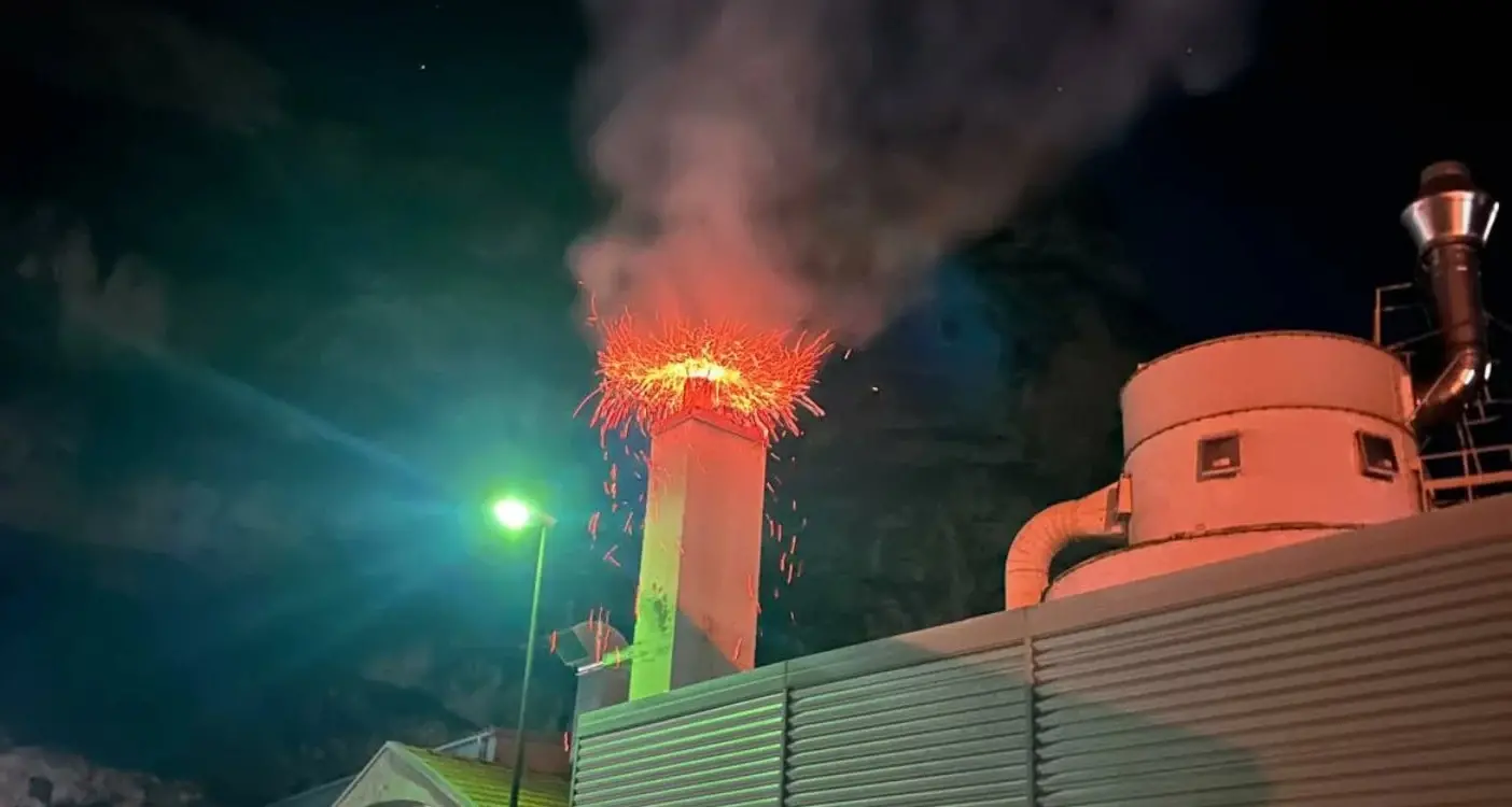 I vigili del fuoco di Roveré della Luna bloccano l'incendio della segheria del paese