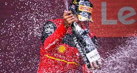 Gp d’Inghilterra: trionfa la Ferrari di Sainz, poi Perez e Hamilton