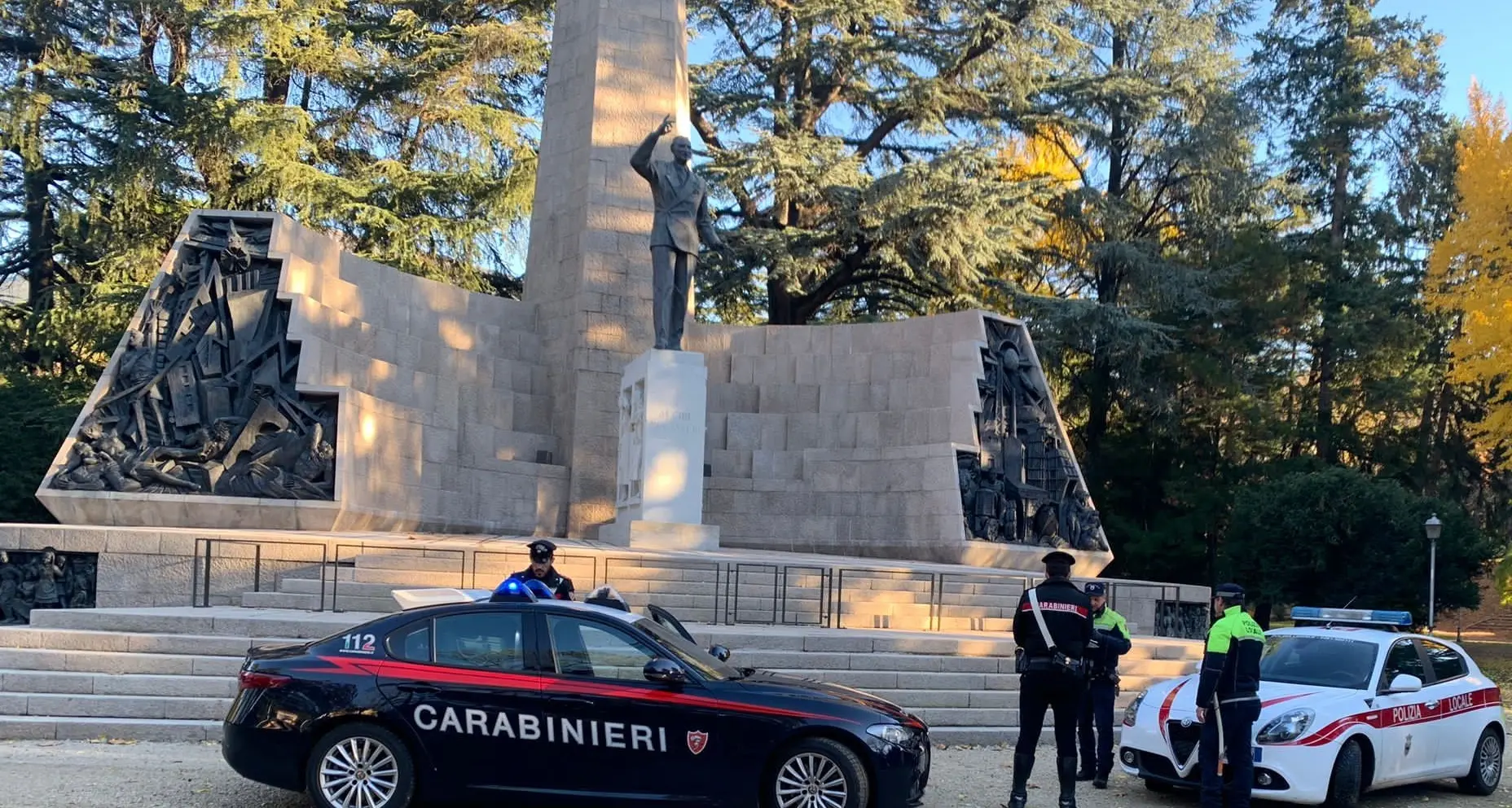 Spaccia hashish a una ragazza di 16 anni: arrestato in piazza Venezia