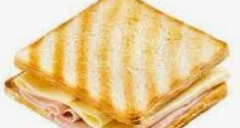 Chiedono di dividere il toast a metà, sul conto due euro in più