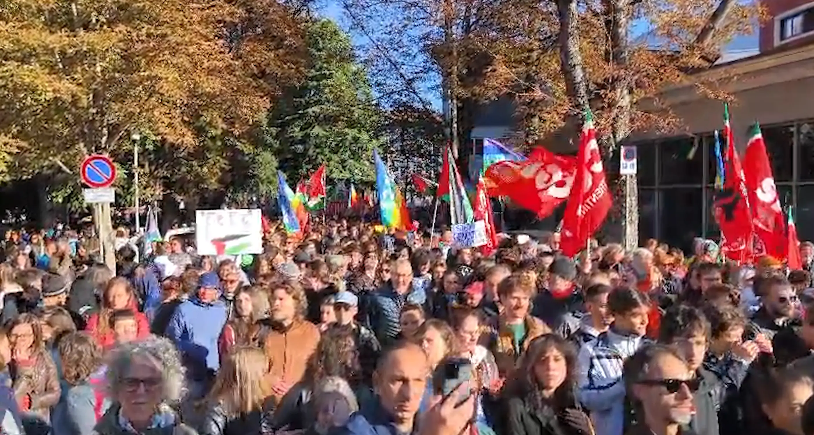In migliaia sfilano per le strade di Trento per dire “no” al genocidio a Gaza