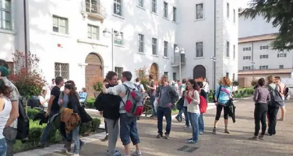 Trasporti notturni e “movida” a Rovereto, gli universitari incontrano Valduga
