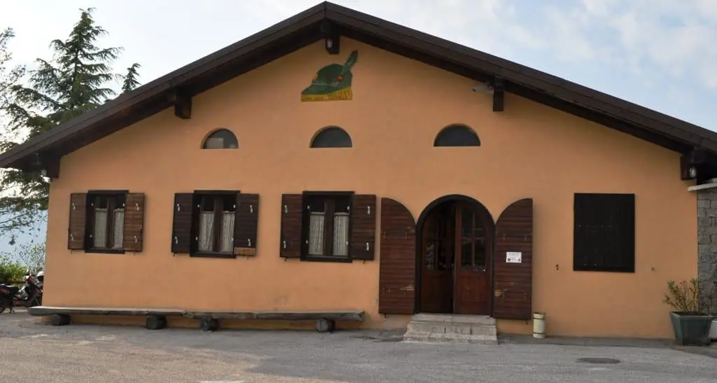 La baita alpina a Costa Violina nel mirino dei ladri: due colpi in una settimana, ingenti danni