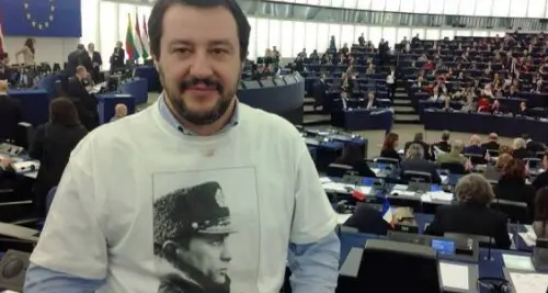 Salvini condanna l'invasione russa ma rimuove il suo vecchio post con la maglietta di Putin al Parlamento Europeo