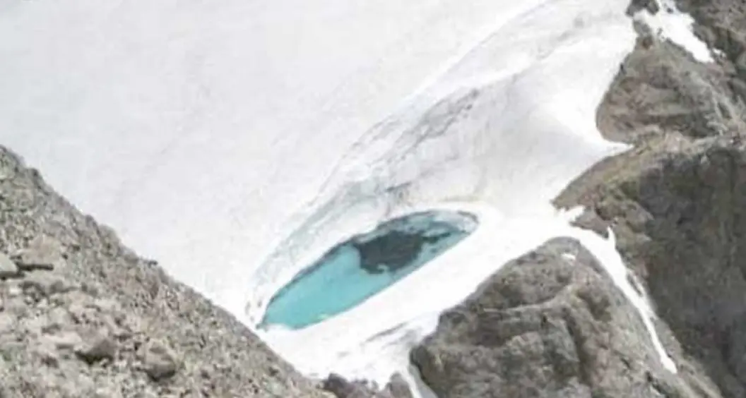 Marmolada: laghetto sul ghiacciaio, è una foto del 2009. Postata anche da Messner, è vera ma risale al luglio 13 anni fa