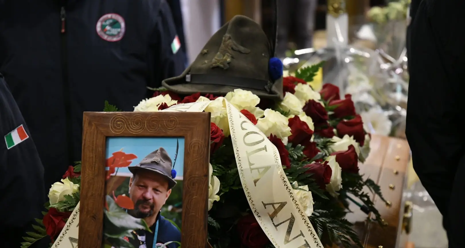 Tutto il paese ai funerali di Menegatti, l'alpino sempre pronto ad aiutare, che è «andato avanti» a 53 anni