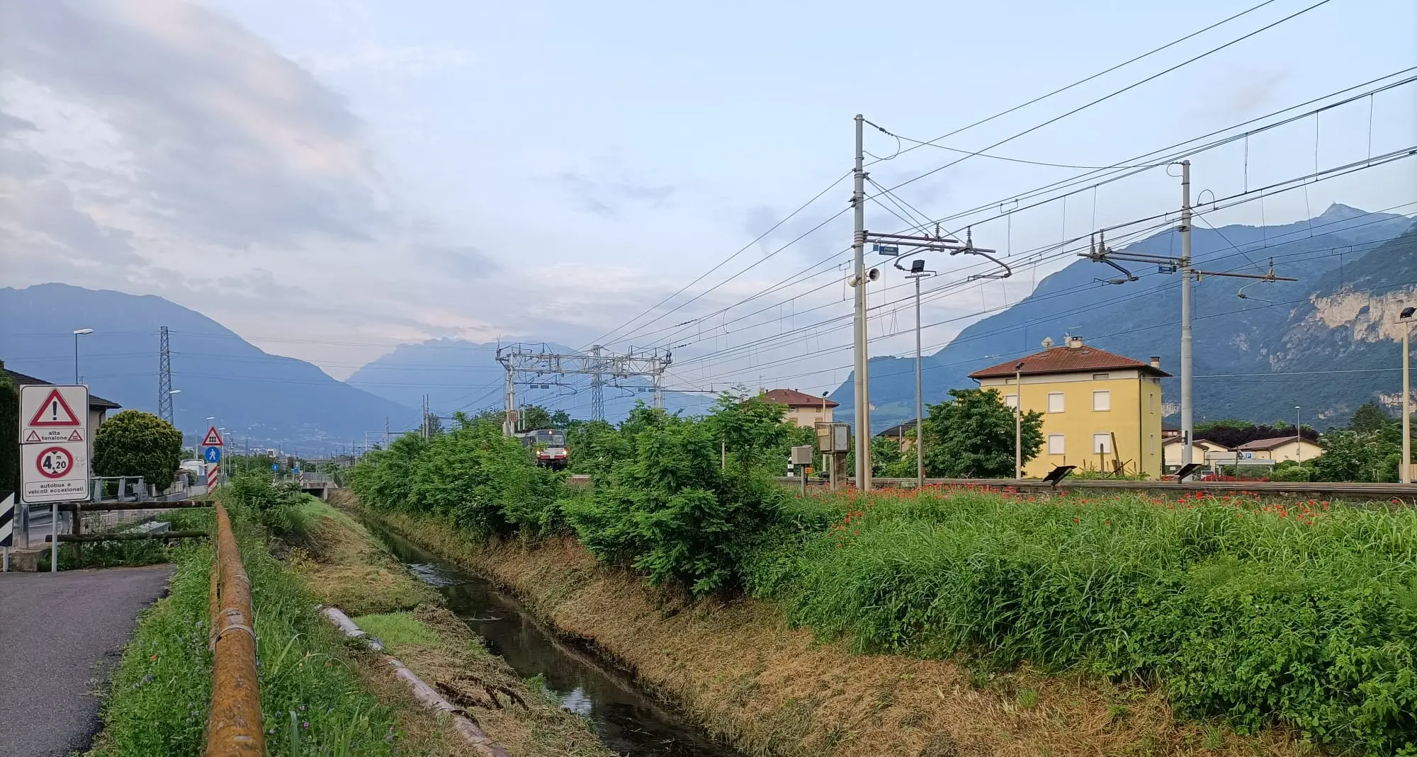 Cammina sui binari, investito da un treno a Trento Nord: indaga la polizia ferroviaria