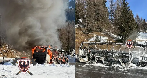 Lo skibus si incendia, i passeggeri in salvo a passo San Pellegrino, il mezzo completamente incenerito