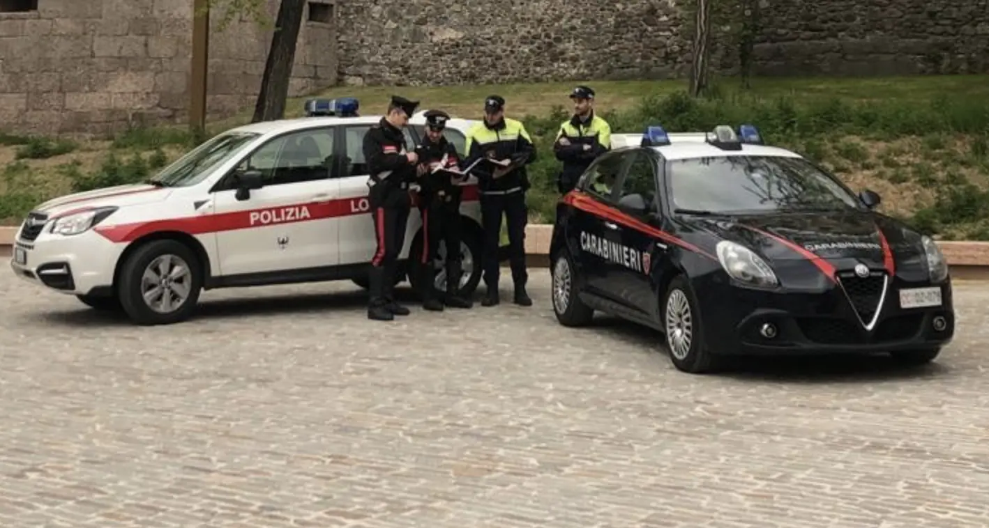 Degrado, i controlli della polizia locale e dei carabinieri: 27enne guida senza aver mai conseguito la patente