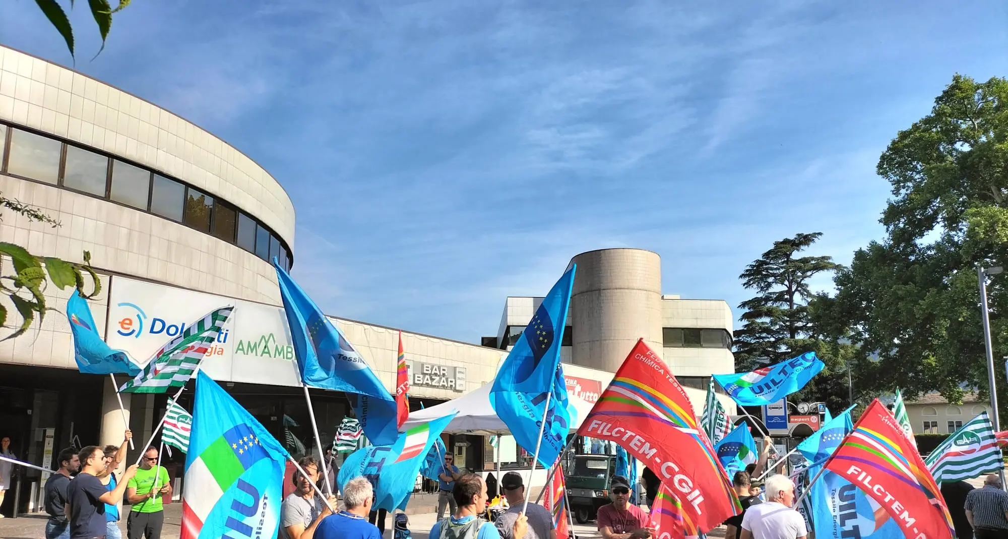Pergine, sciopero alla municipalizzata AmAmbiente, manifestazione davanti al Comune – VIDEO
