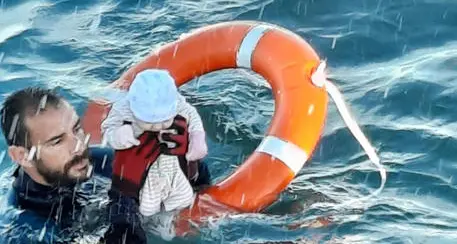Ottomila migranti marocchini «invadono» l’enclave spagnola di Ceuta, esercito in campo