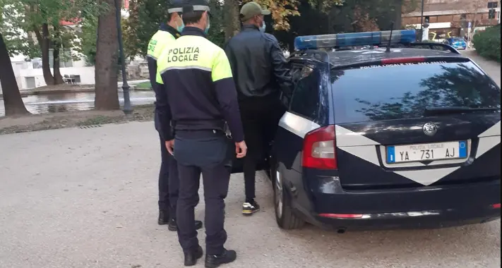 Cinque operazioni, cinque spacciatori individuati dalla Polizia Locale in piazza Dante in una settimana. Ma per loro, solo «segnalazioni a piede libero»
