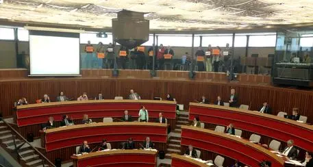 Vicenda vitalizi, non si placano le polemiche. I sindacati: “Unica strada opportuna è la rinuncia agli arretrati”