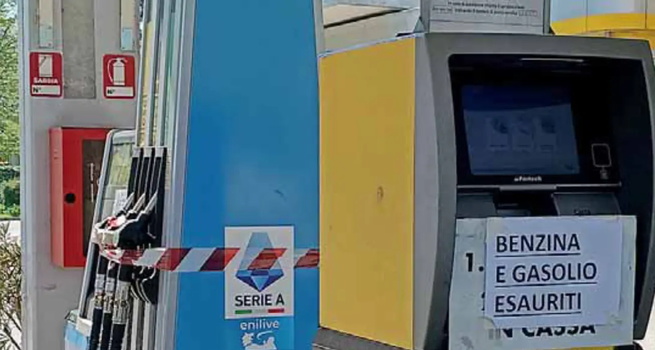 Allarme “pieno”: gasolio e benzina esauriti nel weekend