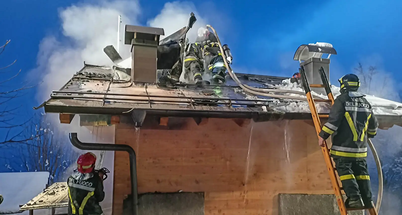 Frassilongo, in fiamme il tetto di una baita, i vigili del fuoco limitano i danni