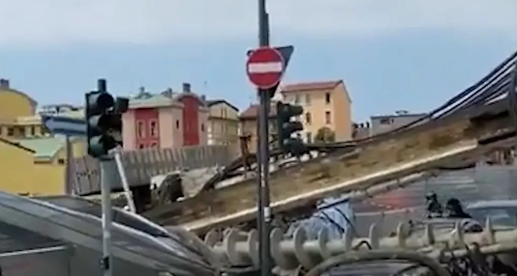 Una trivella di 10 metri crolla contro un palazzo e in strada, sfiorato un passante – Il video